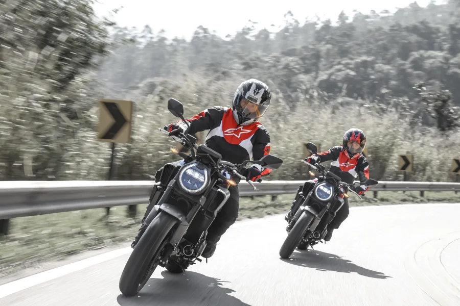 A ciclística traz suspensão Showa invertida, freios com pinças radiais e chassi Diamond otimizado, unindo leveza e estabilidade na pilotagem.