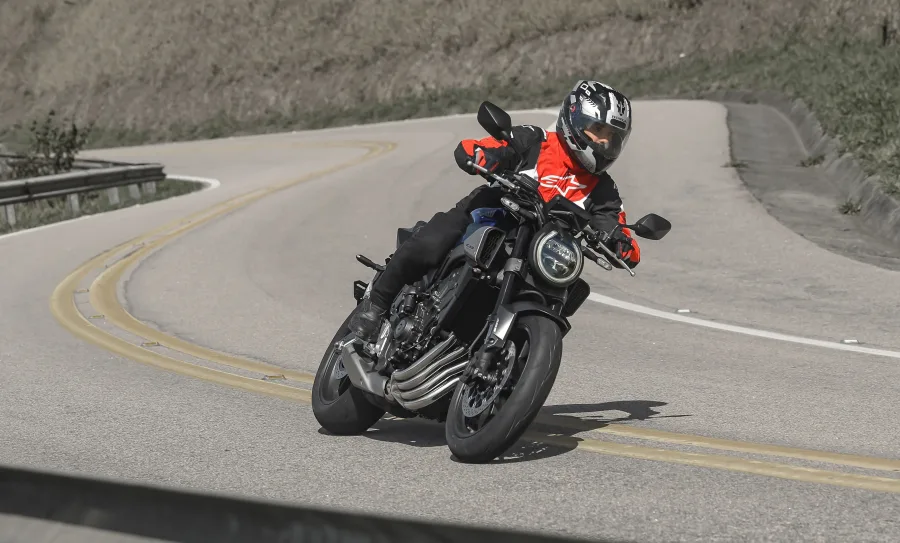 Honda CB 650R E-Clutch 2026 estreia no Brasil com embreagem eletrônica inédita