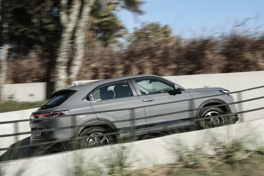 Toda a linha conta com o pacote Honda SENSING, que inclui frenagem automática, controle adaptativo de velocidade, assistente de faixa e comutador de farol.