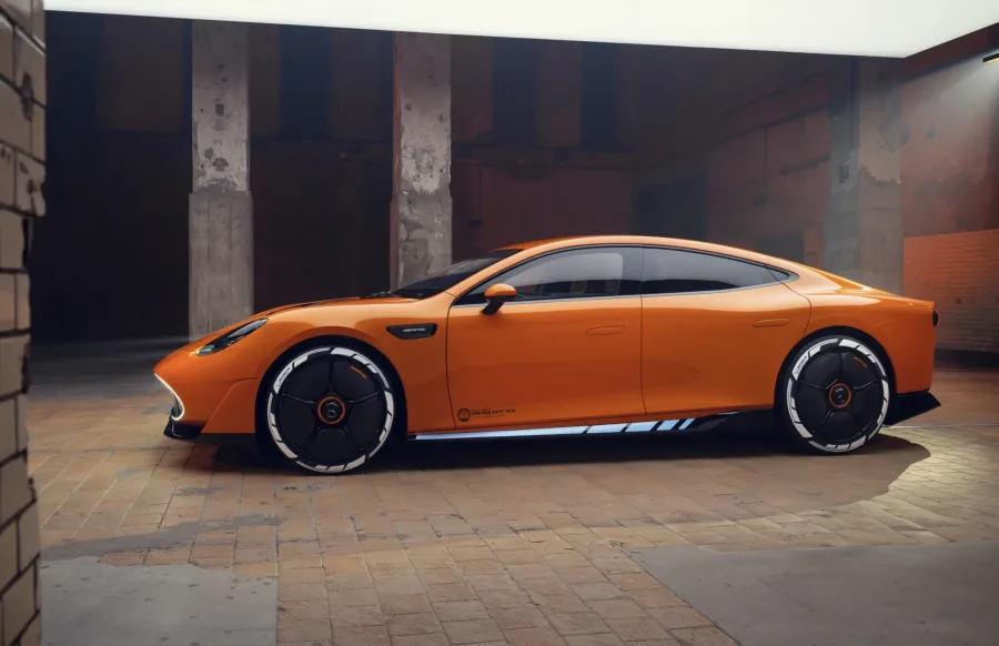 O design mistura elementos do AMG ONE e do C111 com pintura que brilha no escuro, difusor de carbono funcional e painel traseiro com mais de 700 LEDs programáveis.