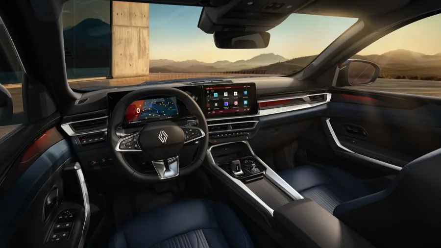 O interior é um dos pontos altos, com duas telas de 10 polegadas, iluminação ambiente e bancos elétricos com função de massagem.