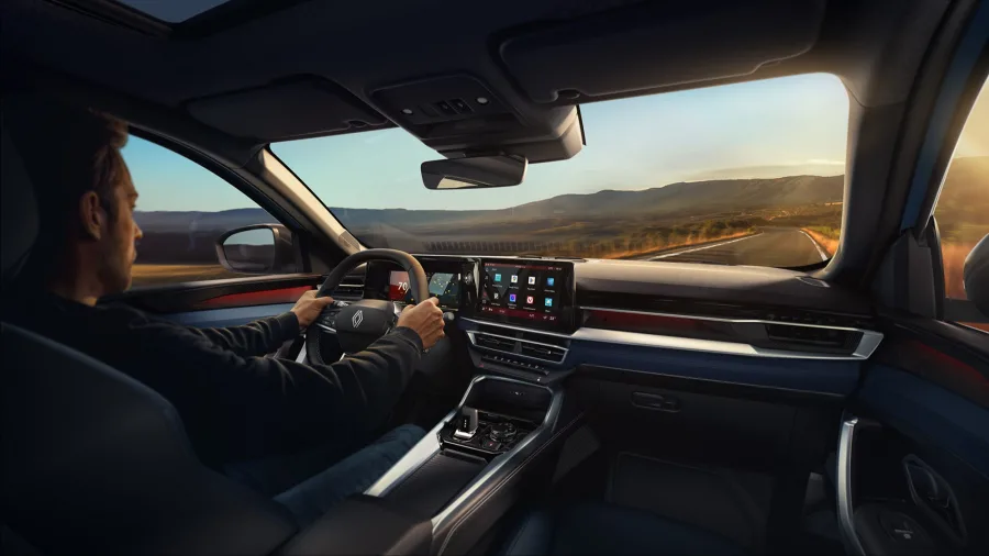 Por dentro, o destaque fica para as telas duplas de 10,1” com sistema Google integrado, comandos de voz rápidos e iluminação ambiente com 48 cores.