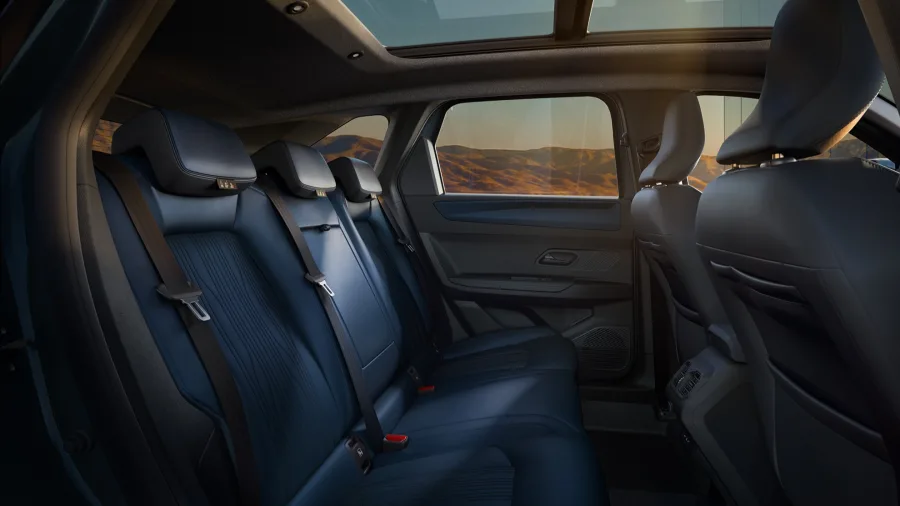 Com cinco lugares, ar dual zone, bancos elétricos e massageador, o Boreal alia conforto e tecnologia, incluindo som Harman Kardon, teto panorâmico e Google integrado.