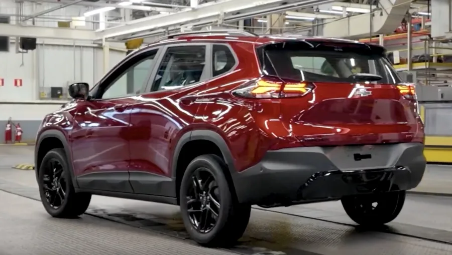 A traseira do Tracker 2026 mantém o formato das lanternas, mas ganha acabamento fumê e novo grafismo interno, ao menos na versão RS com visual mais esportivo.