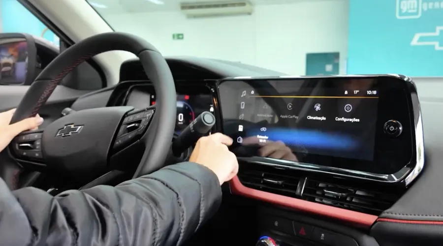 Itens como conectividade sem fio para Android Auto e Apple CarPlay permanecem, com teto solar e novos materiais nas versões Premier e RS.