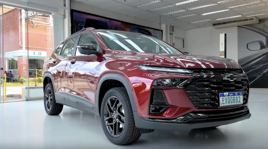 O visual do SUV muda com faróis em dois blocos e grade maior em colmeia, seguindo a linguagem dos modelos Spin e Montana, sem alterar a carroceria.