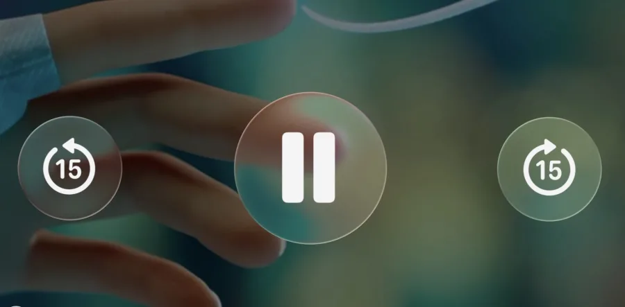 Na terceira beta do iOS 26, a Apple diminuiu o uso do efeito Liquid Glass. A transparência foi reduzida em menus e áreas antes tidas como problemáticas.