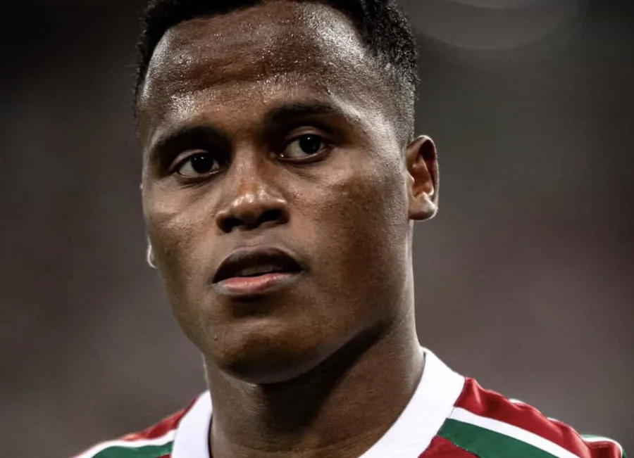 Jhon Arias poderá ser substituído por Serna no jogo Flamengo x Fluminense pelo Brasileirão