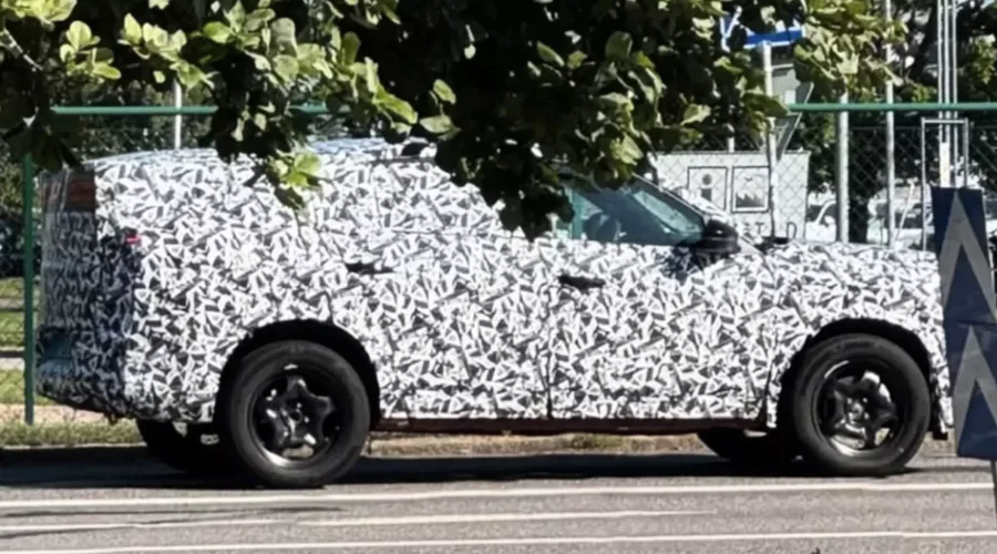 Um protótipo do novo Fiat Fastback foi flagrado em testes na Suécia. O modelo aparece camuflado, mas já revela traços inspirados no Fiat Panda europeu - Foto: Reprodução/@kindelauto/Instagram