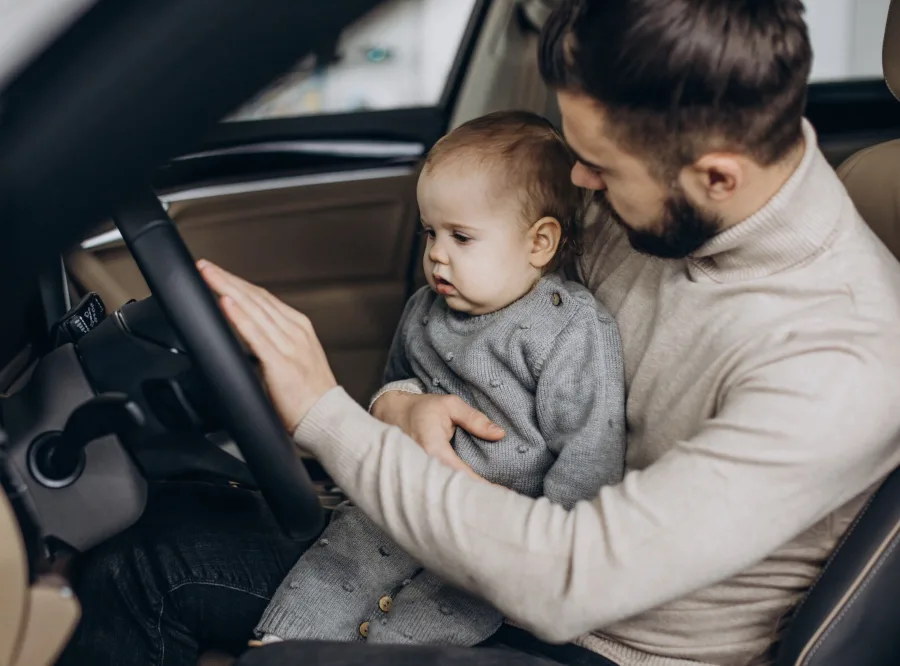 A relação entre homem e carro começa cedo, como herança cultural e símbolo de poder. Desde meninos, a paixão pelo motor se confunde com o desejo de liberdade.