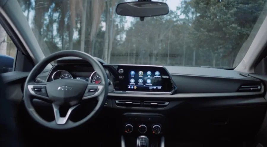 O painel digital de 8" e a nova central de 11" modernizam o interior. Com Wi-Fi nativo e USB-C traseiro, o hatch aposta alto em conectividade.