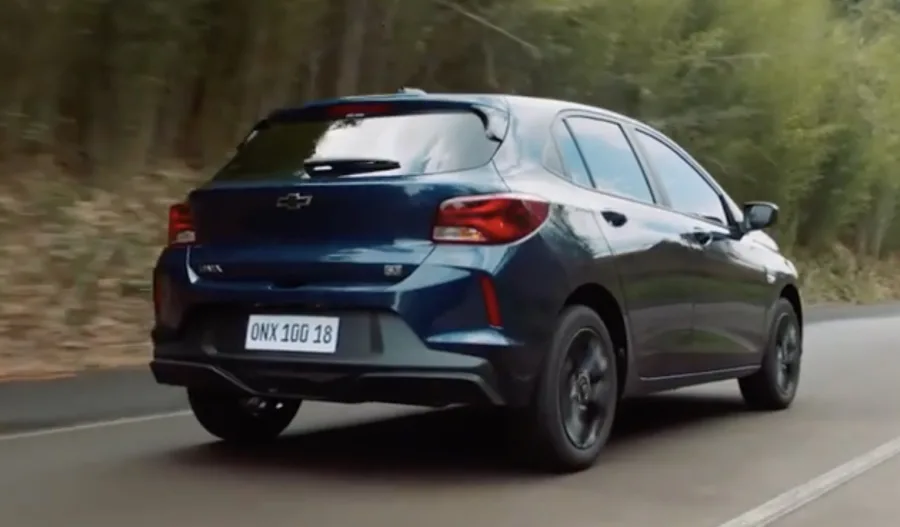 O motor 1.0 turbo permanece, mas com ajustes eletrônicos que melhoraram a eficiência. Com gasolina, o consumo chega a 17,7 km/l na estrada.