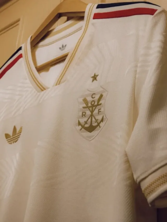 Flamengo estreia camisa histórica com escudo de 1895 no Maracanã