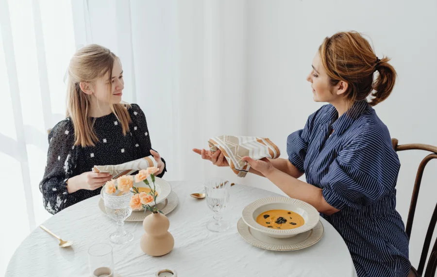 Postura, tom de voz e respeito: os verdadeiros códigos de acesso da convivência moderna.  Foto: acervo Carro.Blog.Br