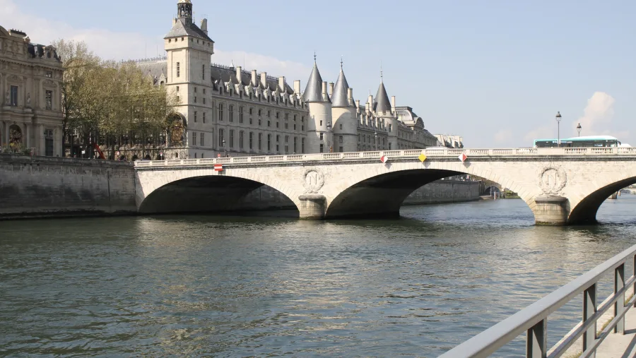 Após 100 anos, Paris libera o banho no Rio Sena com aval da Olimpíada e testes diários