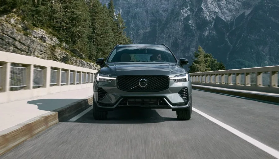 O novo Volvo XC60 teve 318 emplacamentos em julho, crescimento de 24,2% sobre 2024, liderando as vendas da marca e reforçando o desempenho da Volvo no segmento premium.