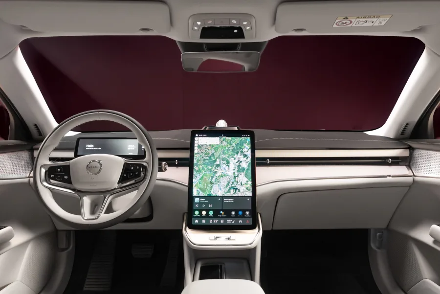 Além da performance, o sedã foi projetado com materiais reciclados, madeira certificada e interior vegano, reforçando o compromisso ambiental da marca.