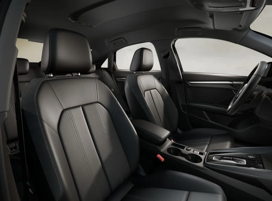 Entre os destaques estão recursos de segurança como frenagem automática e controle adaptativo de velocidade, valorizando o carro.