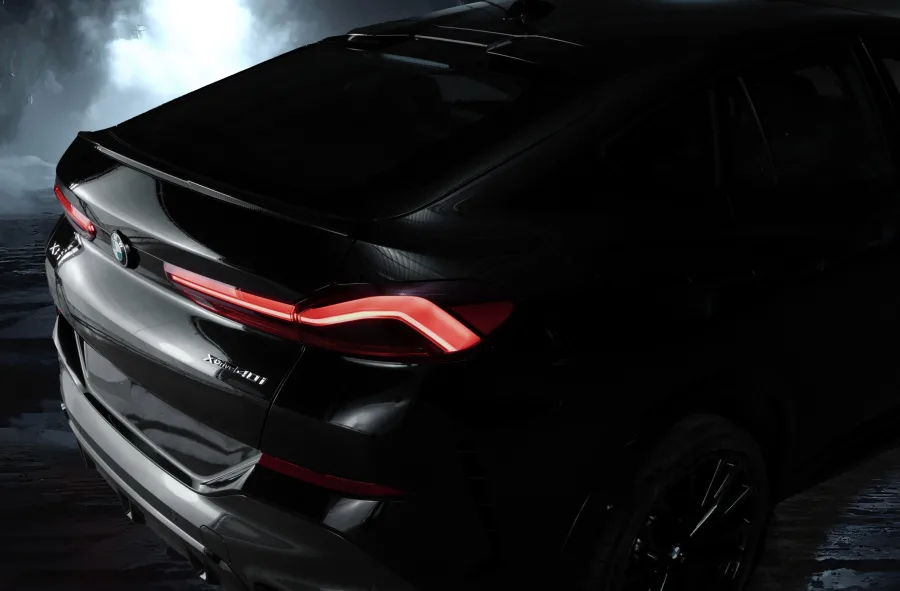 O BMW X6 Dark Edition aposta em visual intimidador e acabamentos exclusivos, com pintura Preto Safira, fibra de carbono e produção limitada a 50 unidades no Brasil.