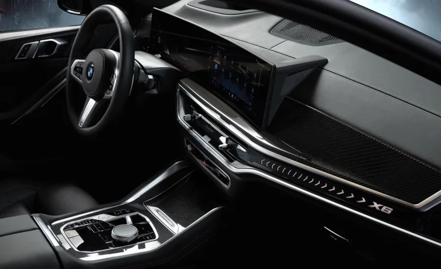 O interior conta com BMW Live Cockpit Professional, telas de 12,3", mapas em satélite e gráficos 3D personalizáveis.