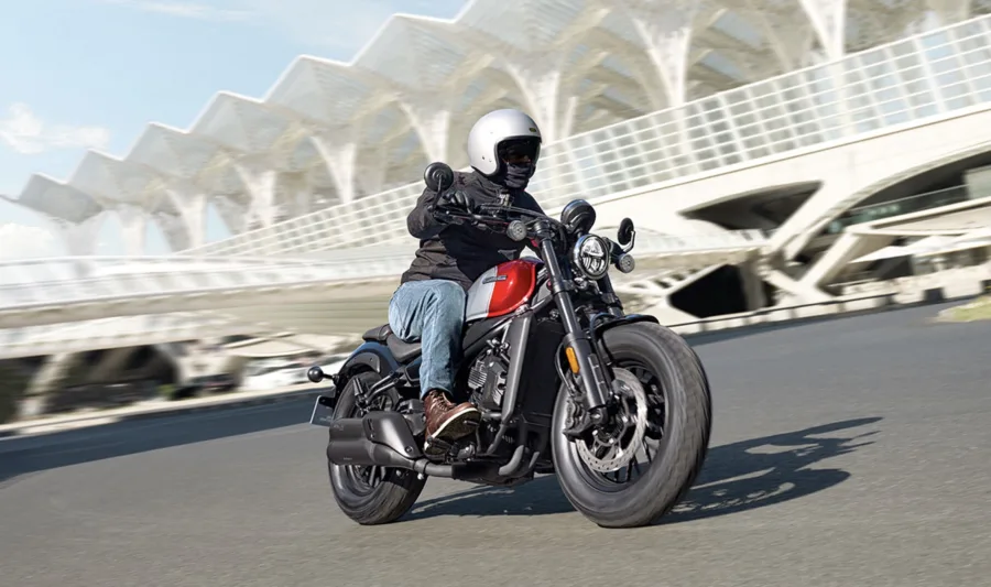 O motor bicilíndrico de 449 cilindradas entrega 40,7 cv e 4,3 kgfm de torque, com câmbio de seis marchas e velocidade máxima de 153 km/h.