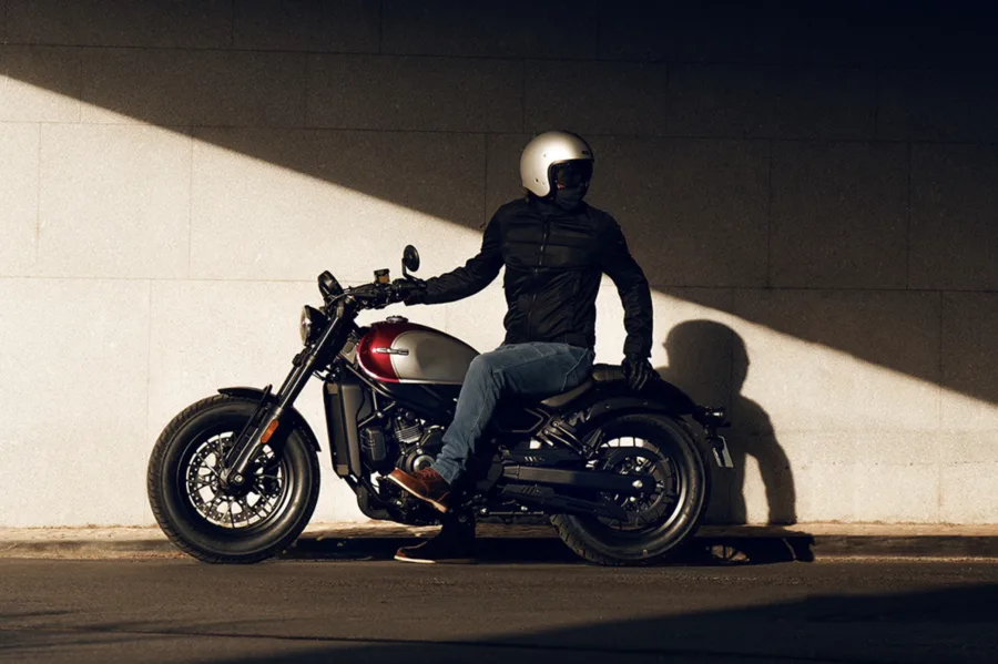 O preço deve ficar entre R$ 37 mil e R$ 39 mil, posicionando a moto como alternativa acessível em um segmento dominado por marcas renomadas.