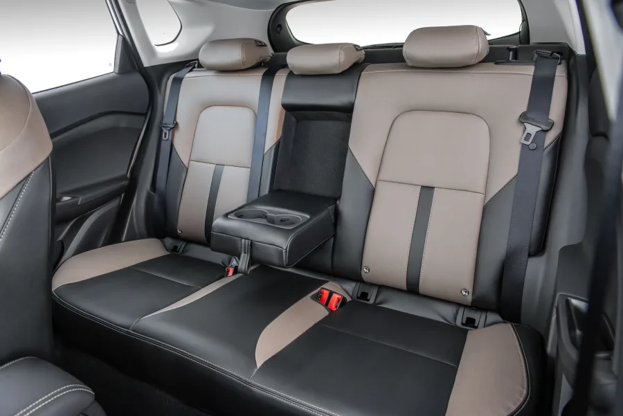 O interior aposta em bancos de couro, ar-condicionado automático, teto solar panorâmico e conforto para cinco ocupantes, além de porta-malas de 393 litros.