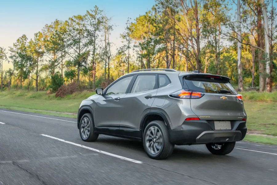 O Chevrolet Tracker Premier 2026 tem consumo de até 11 km/l na cidade e 13,7 km/l na estrada, mas o espaço traseiro é limitado, com porta-malas de 393 litros e sem saída de ar.
