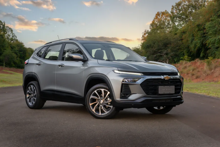 O Novo Tracker 2026 estreia com design global e presença mais marcante. Faróis duplos em LED e aerodinâmica funcional compõem a nova identidade visual.