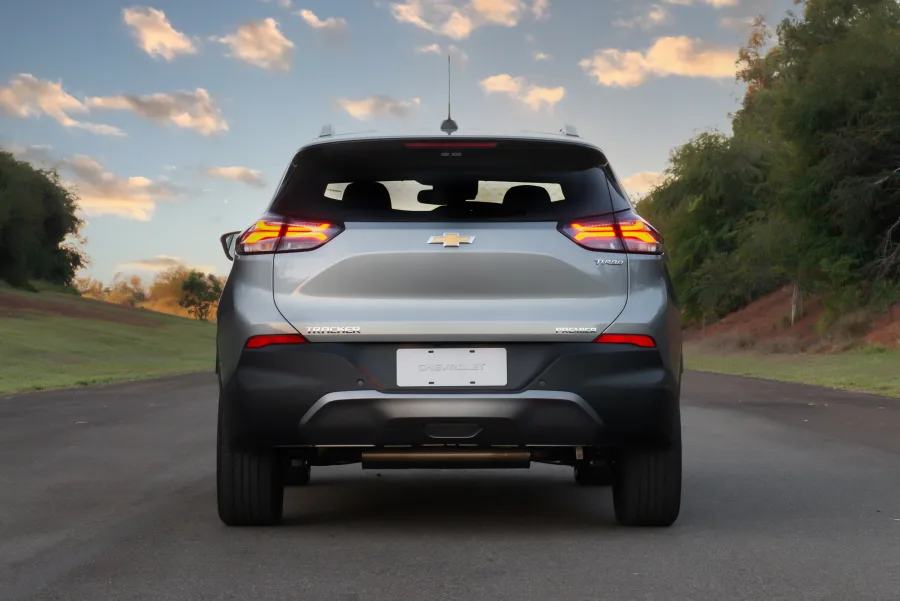 O consumo rodoviário é destaque, alcançando até 13,7 km/l com gasolina e autonomia de mais de 600 km, ideal para longos deslocamentos e viagens.