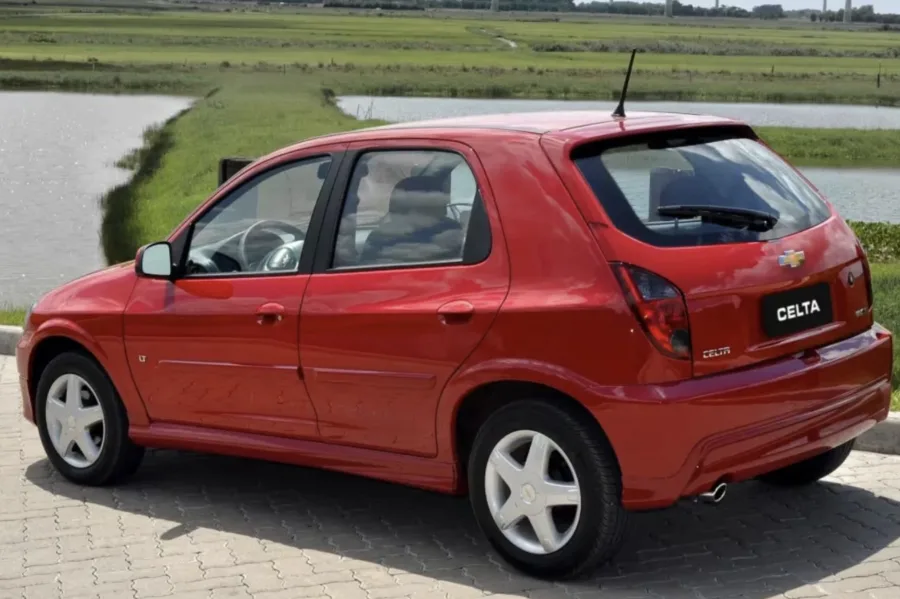 O consumo médio é competitivo, chegando a mais de 13 km/l na gasolina, com autonomia reforçada pelo tanque de 54 litros e peso de cerca de 850 kg.