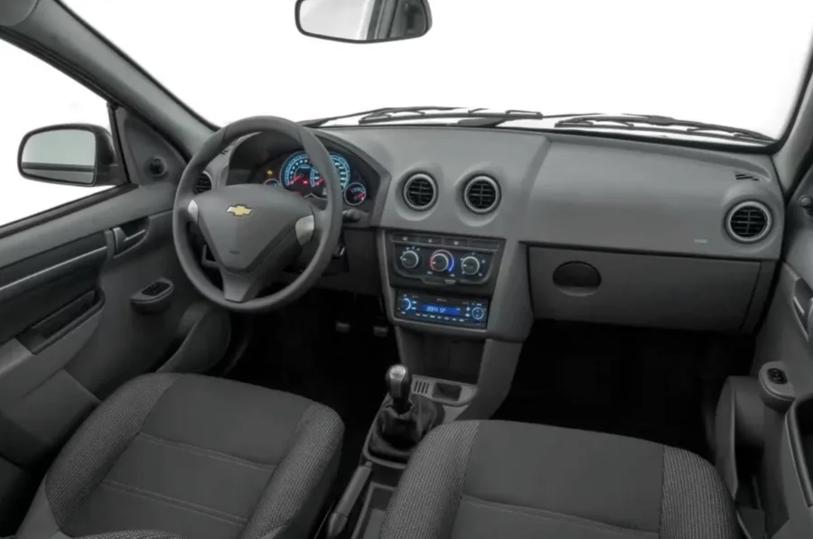 O câmbio manual de cinco marchas traz relações curtas que favorecem a dirigibilidade na cidade, mas em estrada exige rotações altas em velocidades constantes.