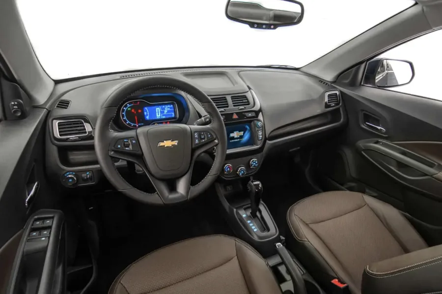 A versão LTZ traz itens como MyLink, ar-condicionado, rodas de liga e volante multifuncional, oferecendo conforto e tecnologia suficientes para o uso diário.