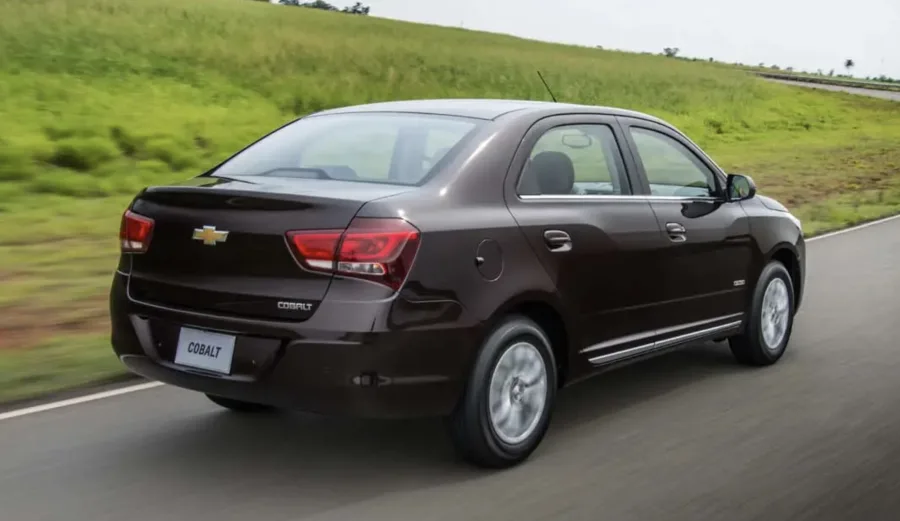 Lançado em 2011 e reestilizado em 2015, o Cobalt foi criado para mercados emergentes, priorizando durabilidade e amplo espaço para passageiros e bagagem.