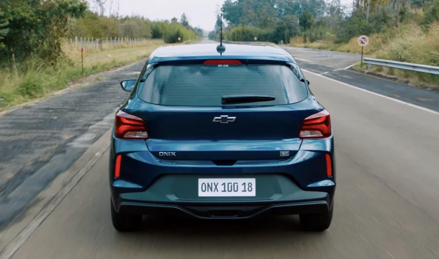 O motor 1.0 aspirado entrega até 82 cv com etanol. A transmissão manual tem seis marchas, e o consumo chega a 16,9 km/l com gasolina na estrada.