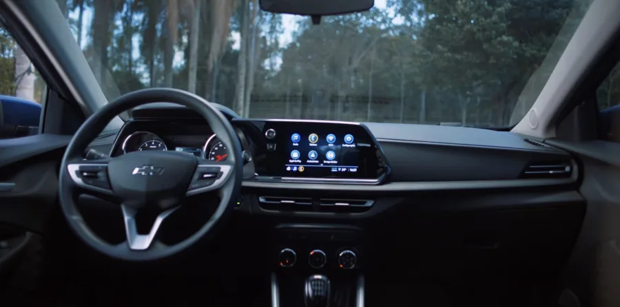 No interior, os bancos mesclam couro sintético e tecido. A central MyLink de 8" tem espelhamento sem fio e Wi-Fi a bordo para maior conectividade.