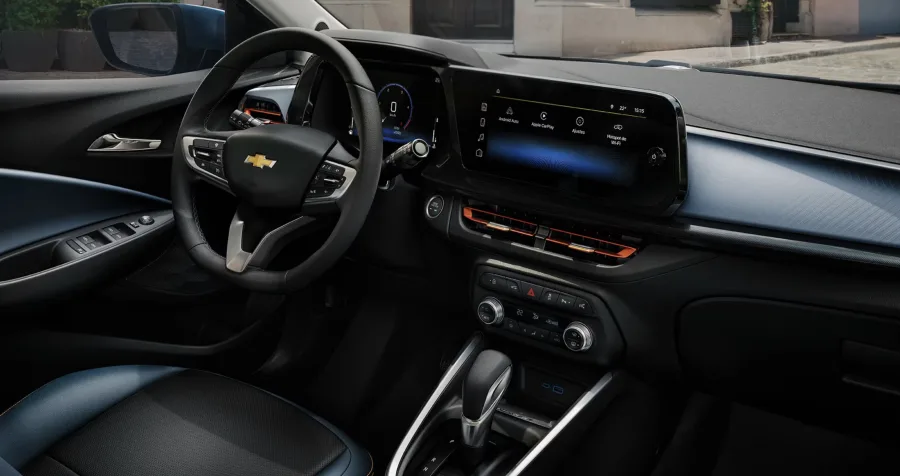 O interior é marcado por acabamento preto com costuras vermelhas, bancos híbridos e volante esportivo, entregando conforto e um toque de sofisticação.