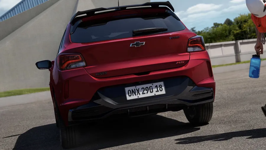 A segurança conta com seis airbags, controle de estabilidade e assistente de estacionamento, reforçando a proposta de carro completo e confiável.