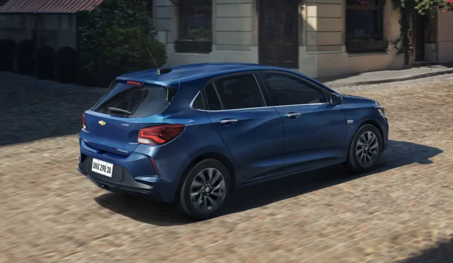 Mesmo com desempenho forte, o consumo impressiona: até 15,3 km/l com gasolina e autonomia de até 673 km, ideal para quem roda muito.