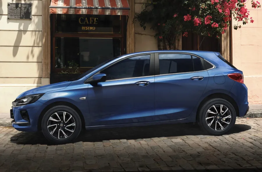 Chevrolet Onix Premier 2026 entrega motor turbo eficiente, pacote completo de segurança e conforto, bom espaço interno e autonomia de até 673 km com ótimo custo-benefício. 