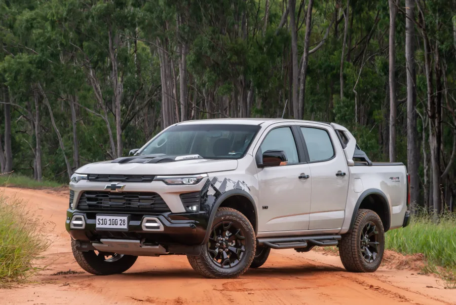 A Chevrolet S10 2026 chega ao mercado com mudanças pontuais, incluindo novas assistências de segurança e ajustes que mantêm a picape competitiva.