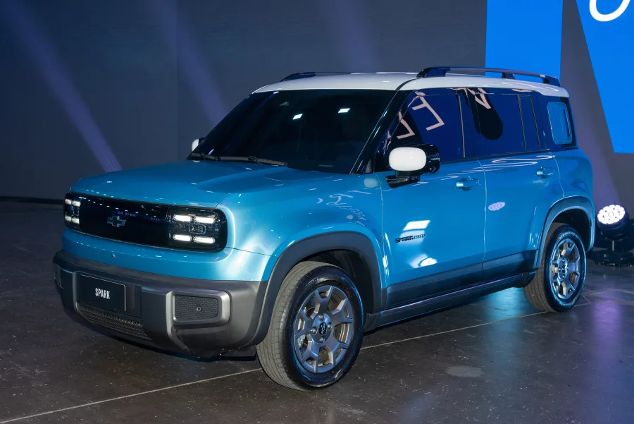 O Chevrolet Spark EUV estreia no Brasil com preço de R$ 159.990, trazendo a proposta de SUV elétrico acessível em um mercado dominado por rivais chineses.