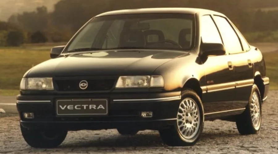 O Vectra GSi 1994 chegou para redefinir os sedãs esportivos nacionais, unindo design discreto e desempenho surpreendente para a época.