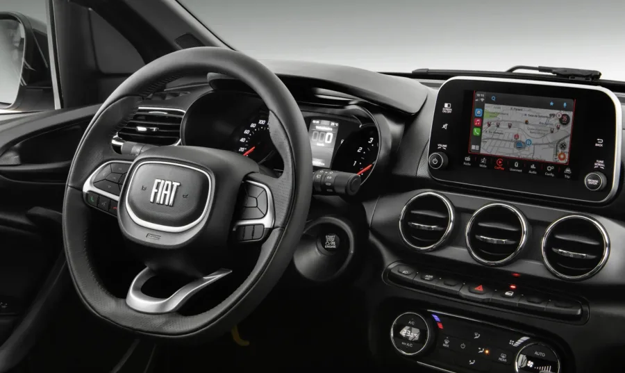 O espaço interno acomoda até 5 passageiros, com porta-malas de 300 litros, bancos rebatíveis e direção elétrica, garantindo conforto para viagens curtas e médias.