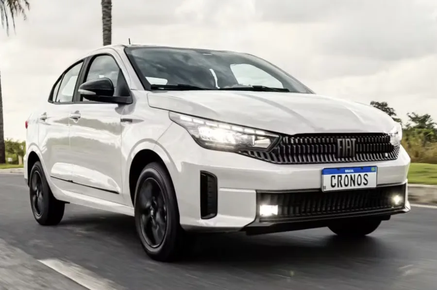 O Fiat Cronos 2026 volta a oferecer a versão Drive 1.3 manual, retirada no facelift de abril. Agora retorna como opção intermediária no portfólio da marca.