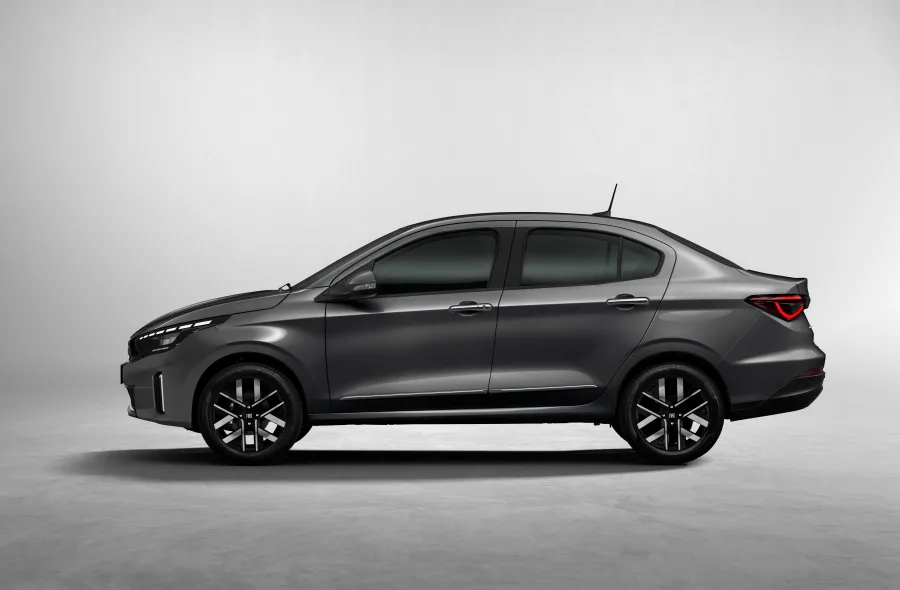 A segurança ganhou reforço na versão Precision, que agora traz quatro airbags, além de controles de tração, estabilidade e sistema ISOFIX para cadeirinhas.