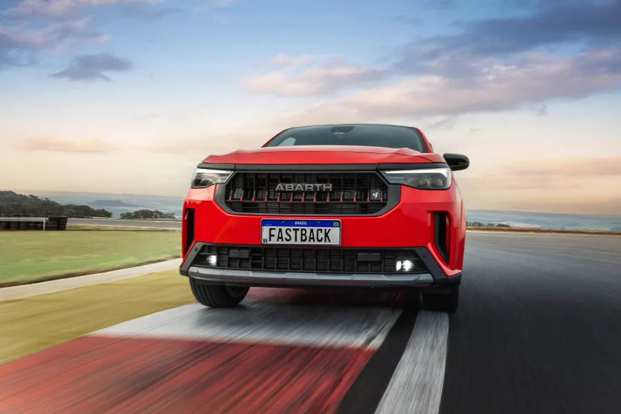 O Fastback Abarth 2026 renova seu visual com grade redesenhada, bancos esportivos e o ronco característico do motor acessível via fones.