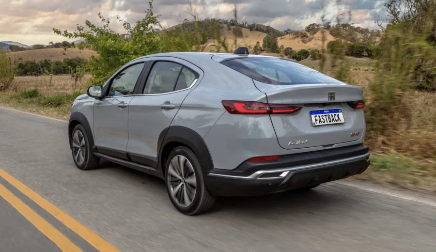 O porta-malas de 516 litros é um dos maiores entre SUVs compactos, oferecendo espaço para famílias, viagens longas e uso urbano sem comprometer conforto.