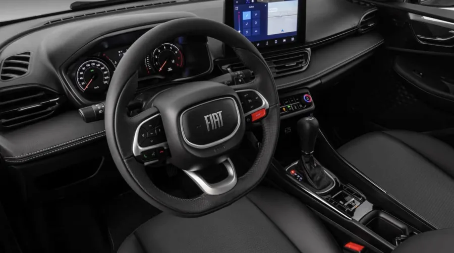 O interior recebeu central multimídia de 10,1 polegadas sem fio, painel digital de 7 polegadas, além de bancos com revestimento em couro sintético opcional.