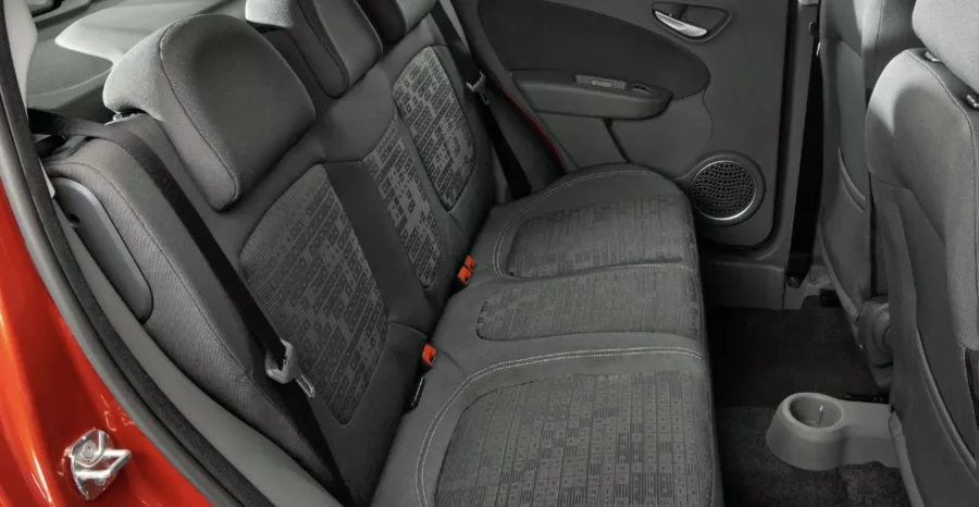 O espaço interno acomoda quatro adultos com conforto básico. O porta-malas de 290 litros atende bem no uso urbano e em pequenas viagens.